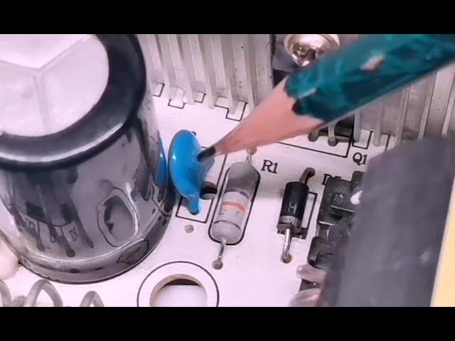 直流与交流：电容器的工作原理大揭秘 
