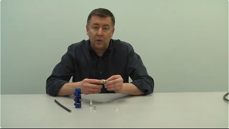X系列连接器 vs D系列连接器：更高效的安装解决方案