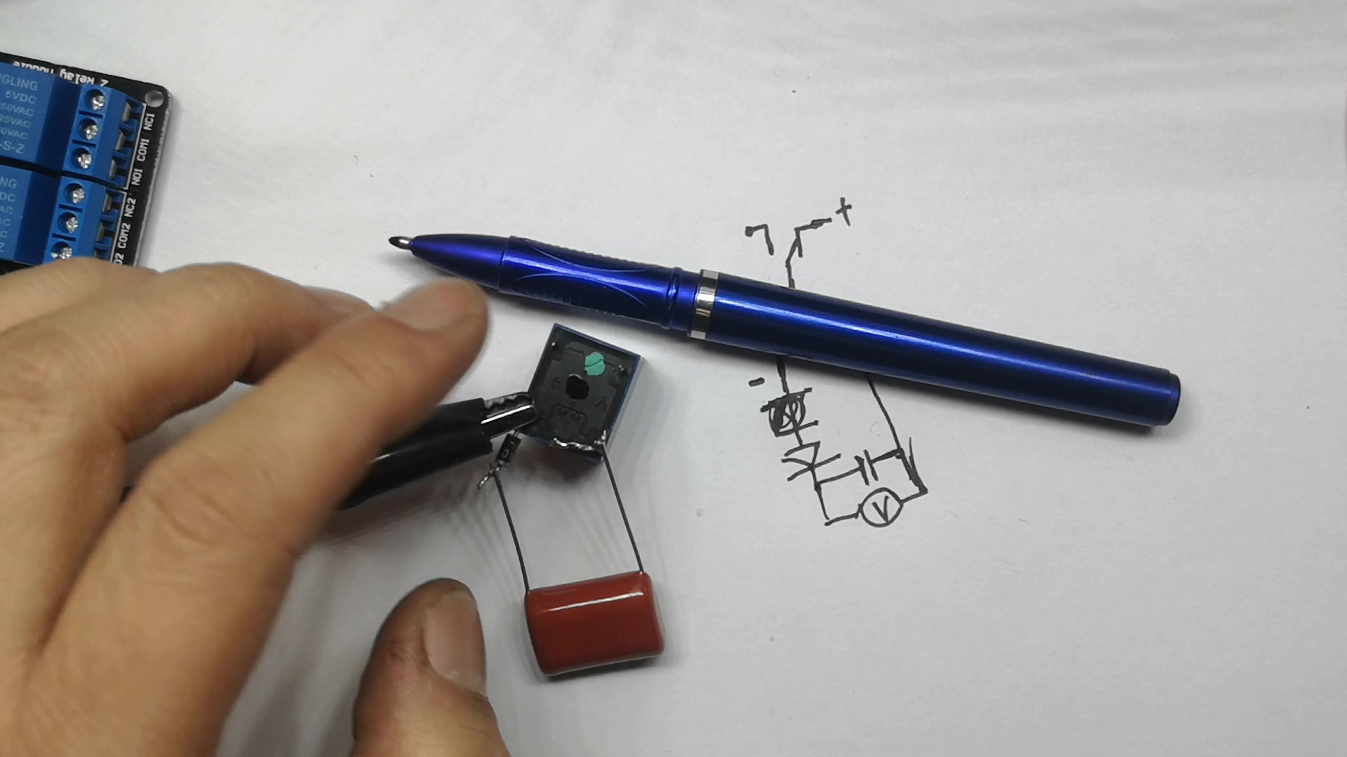 如何利用反向二极管保护继电器电路 
